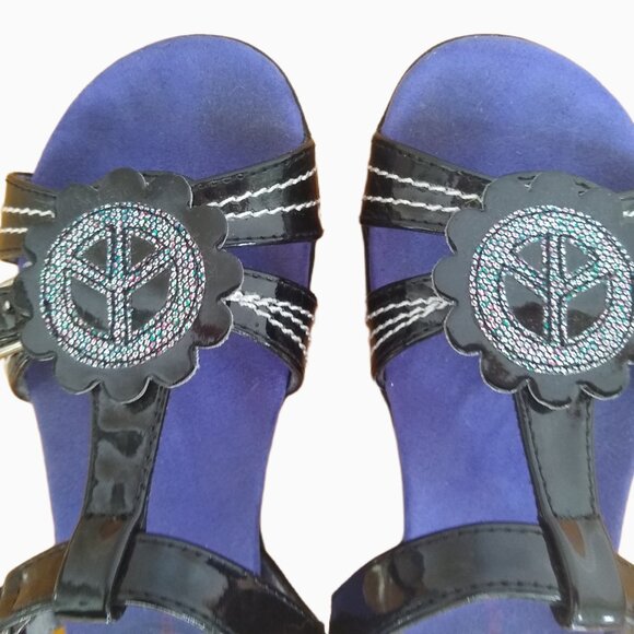 KIDS HUSH PUPPIES BLACK PATENT LEATHER SANDALS W/PEACE SYMBOLS SIZE 1M - Picture 3 of 15